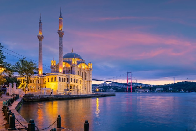 Mezquita de Ortakoy en la orilla del Bósforo en Estambul Turquía