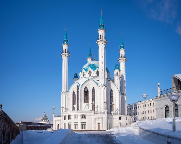 Mezquita de piedra blanca en el Kul Sharif de Kazan Kremlin