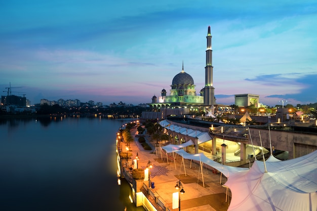 Mezquita de Putra durante la puesta de sol en la ciudad de Putrajaya el nuevo territorio federal de Malasia.