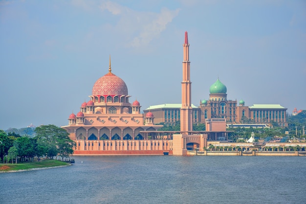 Mezquita de Putra en Putrajaya, Malasia