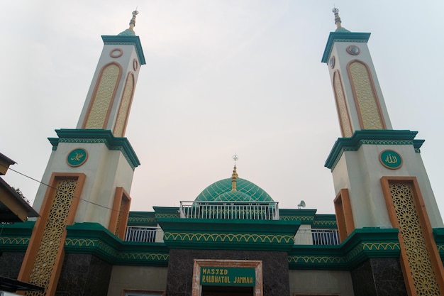 Mezquita Roudotul Jannah verde y oro hermosa mezquita con luz del cielo