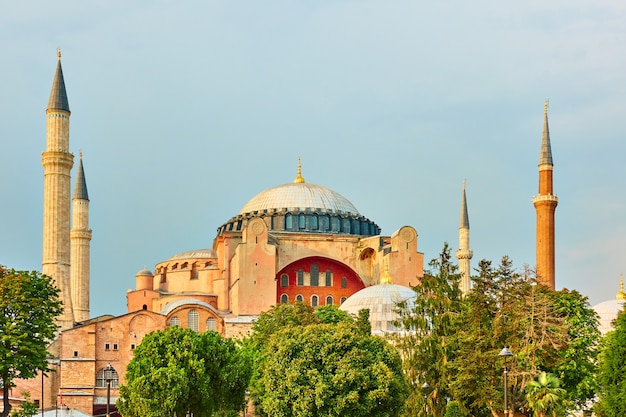 La mezquita de Santa Sofía en Estambul por la noche, Turquía. Hito turco