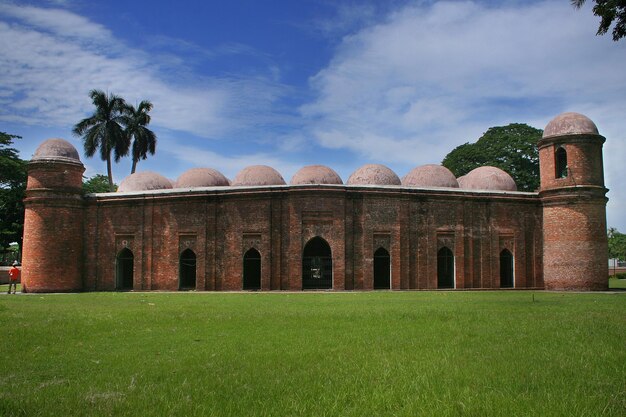 Foto la mezquita de sesenta cúpulas es un sitio del patrimonio mundial de la unesco