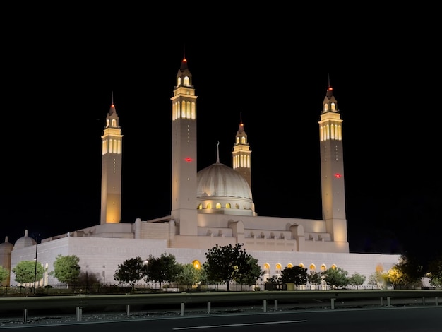 Foto mezquita del sultán qaboos en la ciudad de nizwa en omán