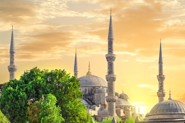 Mezquita de Sultanahmet o mezquita azul al atardecer con cielo amarillo