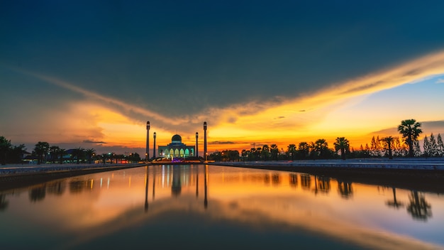 Una mezquita en el sur de Tailandia en un hermoso día nublado