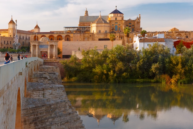 Mezquita und römische Brücke in Cordoba, Spanien