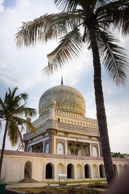 Las mezquitas de las tumbas Qutb Shahi construidas por los distintos reyes de la dinastía Qutb Shahi Hyderabad, India