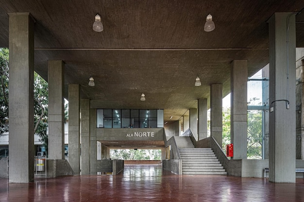 Mezzanine großer leerer Raum brutalistische Architektur mit Deckenlampen Treppen und einem roten Fliesenboden