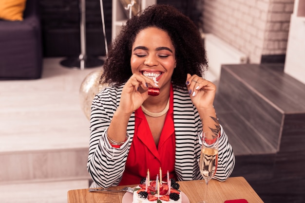 Mi cumpleaños. Bonita mujer atractiva sonriendo mientras celebraba su día especial