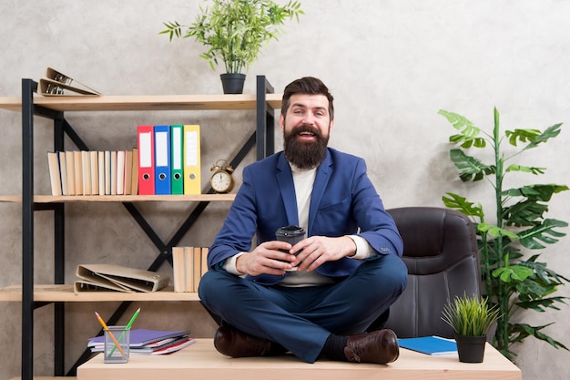 Mi espacio personal Comenzar el día con café Las personas exitosas toman café Adictos a la cafeína Más bebidas energéticas Hora del café en la oficina Jefe en su lugar de trabajo Concepto de inspiración Sentarse en la mesa