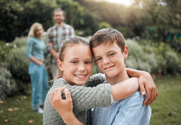 Mi hermana es más guay que la tuya Fotografía de una familia joven pasando un tiempo juntos al aire libre