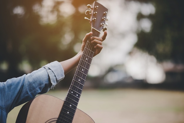 Mi mano e instrumento de guitarra