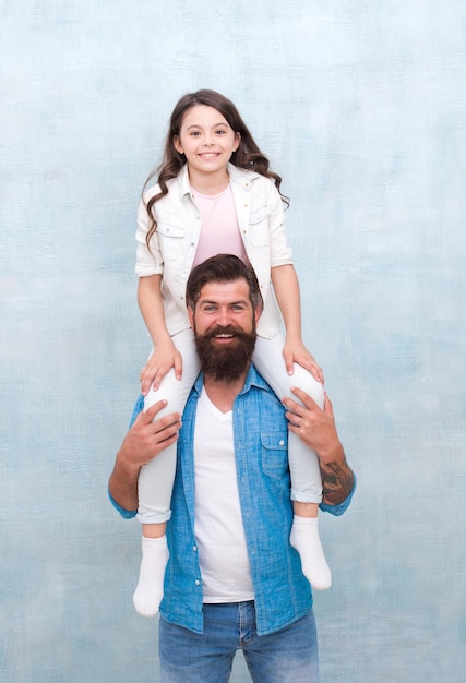 Mi padre es súper Padre lleva a su hija a cuestas El niño pequeño y el padre se divierten juntos Familia feliz Día del padre El padre es el primer amor de la hija