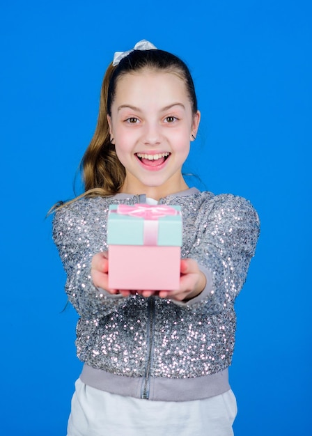 Mi preciosa niña con caja de regalo fondo azul Viernes negro Día de compras Linda niña adorable llevar caja de regalo Caja de regalo sorpresa Lista de deseos de cumpleaños Mundo de felicidad Sucede algo especial todos los días