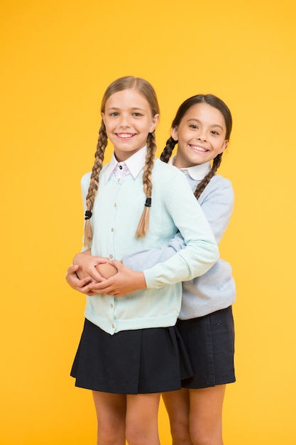 Mi querido amigo. Primer día escolar. Hermandad y amistad. Amistad escolar. Apoyo y amistad. Relacion amistosa. Metas de amistad. Lindas compañeras de clase de niñas de la escuela. Concepto de estado de ánimo alegre.