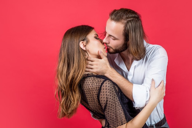 Foto sé mi san valentín relaciones románticas de hombre y mujer amor en acción romance y deseo peluquero peluquería barbería masculina belleza valores familiares y relación besos pareja enamorada