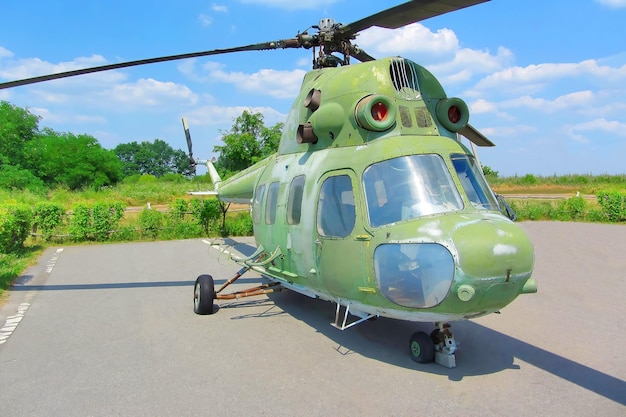 Mi2 Hoplite Helicopter parado no local em um dia ensolarado de verão