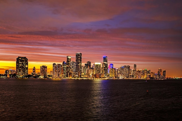 Miami al atardecer. Miami Florida, colorido horizonte de la calzada de Macarthur.