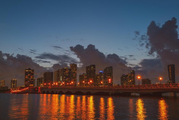 Miami ao pôr do sol miami florida horizonte colorido da ponte macarthur