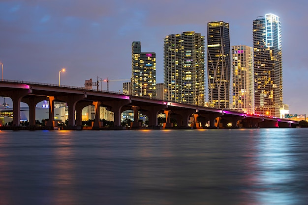 Miami Bayside Miami Downtown hinter dem Macarthur Causeway, aufgenommen von der venezianischen Causeway-Nacht