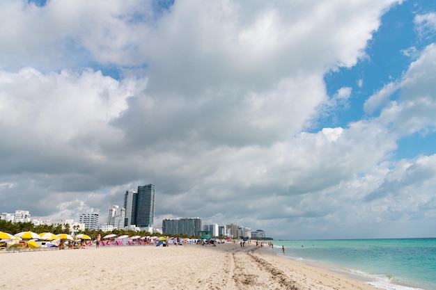 Miami Beach, Florida, EE.UU. 19 de marzo de 2021 playa de verano en la costa de miami con vistas al centro
