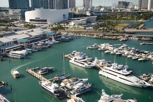 Miami Beach, Florida, EE.UU. 23 de marzo de 2021 barcos de lujo en el puerto de yates en verano