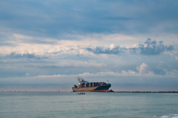 Miami Beach Florida USA 18. April 2021 Frachtschiff mit Containern im Hafen