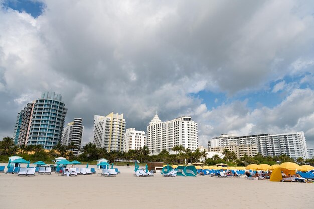 Miami Beach Florida USA 19. März 2021 Sandstrand mit Blick auf Gebäude von miami