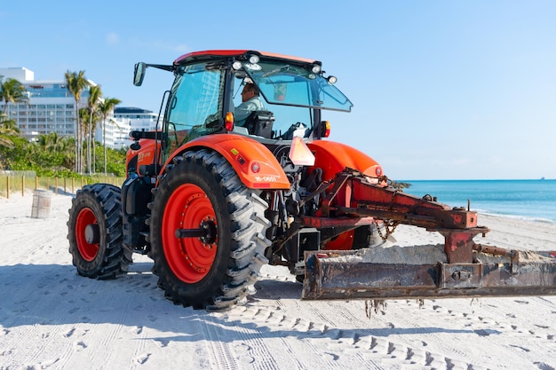 Miami Beach Florida USA 20. März 2021 kubota Traktor schwere Ausrüstung am Strand