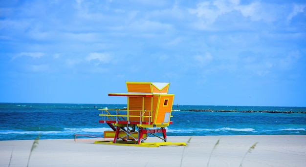 Miami Beach Rettungsschwimmer stehen in der sandigen tropischen Szene des Sonnenscheins in Florida