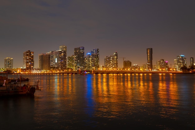 Miami bei Sonnenuntergang. Miami Florida, bunte Skyline von Macarthur Causeway.