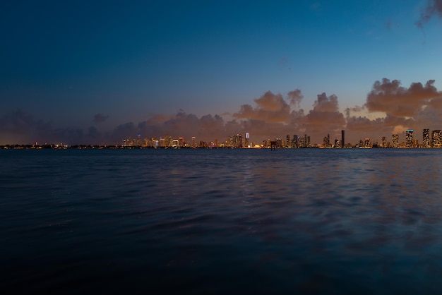 Miami bei Sonnenuntergang. Miami Florida, bunte Skyline von Macarthur Causeway.