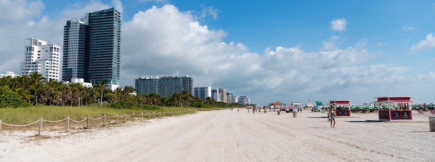 Miami EE.UU. 19 de marzo de 2021 playa y paisaje urbano de la metrópolis costera