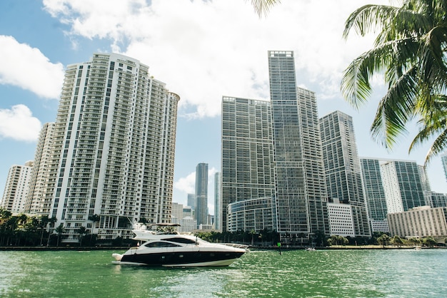 MIAMI, EE. UU. - 31 DE MARZO de 2020 Calles vacías del centro de Miami.