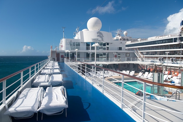 Miami, Estados Unidos - 31 de diciembre de 2015: Crucero Eurodam. Zona de piscina y solárium al aire libre. Tumbonas. Tomar el sol y nadar. Recreación y vacaciones. Los placeres de las vacaciones en crucero con Holland America.