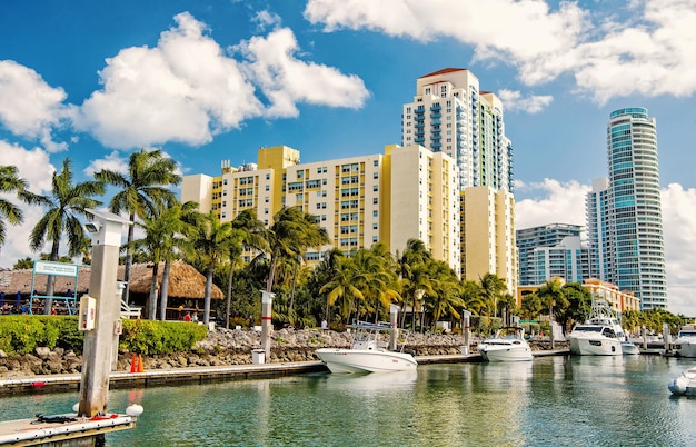 Miami, EUA-19 de fevereiro de 2017: vista de barcos luxuosos e iates ancorados em uma marina de Miami South Beach