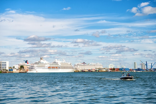 Miami FL USA 30 de enero de 2016 Cruceros atracados en el puerto de Miami Puerto de Miami uno de los puertos de pasajeros más grandes de EE. UU.