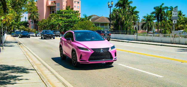 Miami, Florida, USA, 25. März 2023, Lexus RX Sport Utility Vehicle, rosafarbenes Auto, Seitenansicht