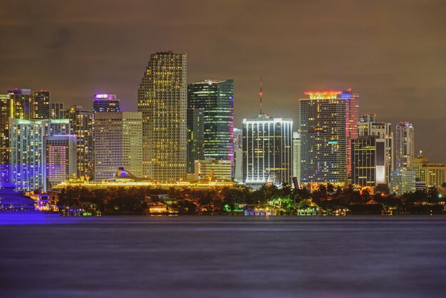 Foto miami florida usa innenstadt stadtbild miami florida usa skyline auf biscayne bay stadt nacht hintergründe