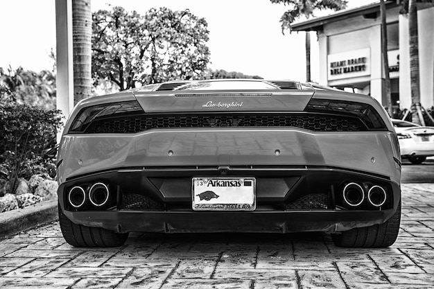 Miami Florida USAFebrero 19 2016 Supercar Lamborghini Aventador color naranja estacionado junto a Ocean Drive en South Bech en Miami Florida Lamborghini es famoso coche de marca de automóviles caros