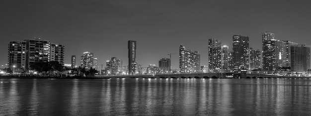 Foto miami nacht panoramablick auf die skyline und die küste von miami