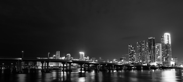 Miami Night Downtown Miami Florida Sunset Panorama mit bunt beleuchteten Geschäften und Residentia