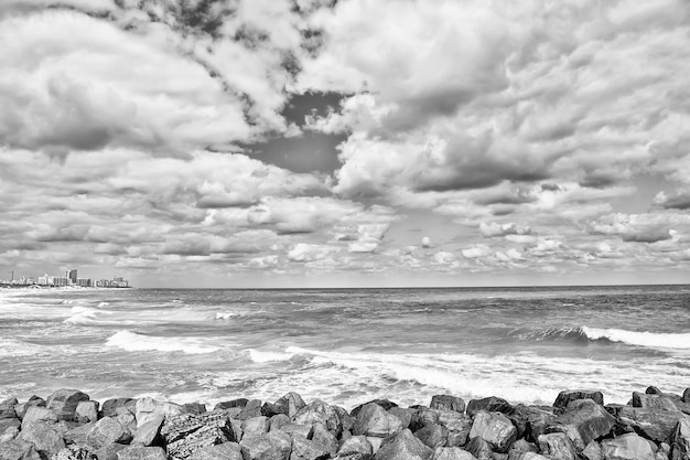 Miami Seascape mit Wolken und bernsteinfarbenem Meer in South Beach