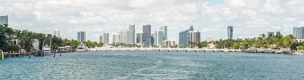 Miami-Skyline mit Wolkenkratzern und Brücke über Meer