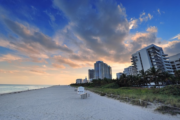 Miami South Beach con cielo azul y hoteles