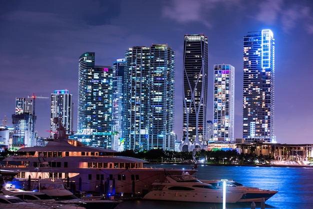 Miami South Beach Street View com reflexos de água à noite. Miami no centro.