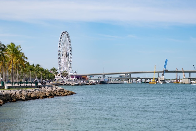 Miami USA 15. April 2021 Biscayne Bay View im Bayfront Park und Skyviews Observation Wheel am Bayside Marketplace