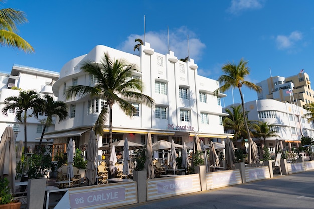 Miami, USA - 15. April 2021: Das Carlyle Hotel und die Straßenrestaurants in South Beach am Ocean Drive in Florida.