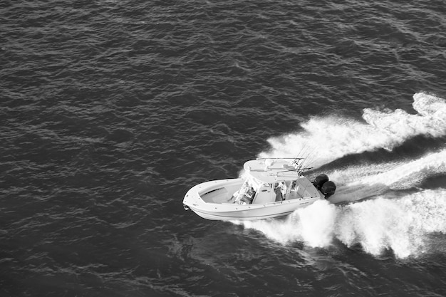 Miami USA 17. Dezember 2015 weißes modernes Motorboot mit Menschen fährt auf Geschwindigkeit auf blauem Meer oder Ozeanwasseroberfläche mit Wellen auf wunderschönem Meerblick